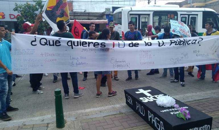 Estudiantes y profesores de Unisucre frente a la Gobernaciòn de Sucre.