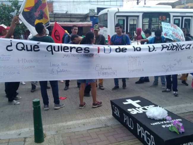 Estudiantes y profesores de Unisucre frente a la Gobernaciòn de Sucre.
