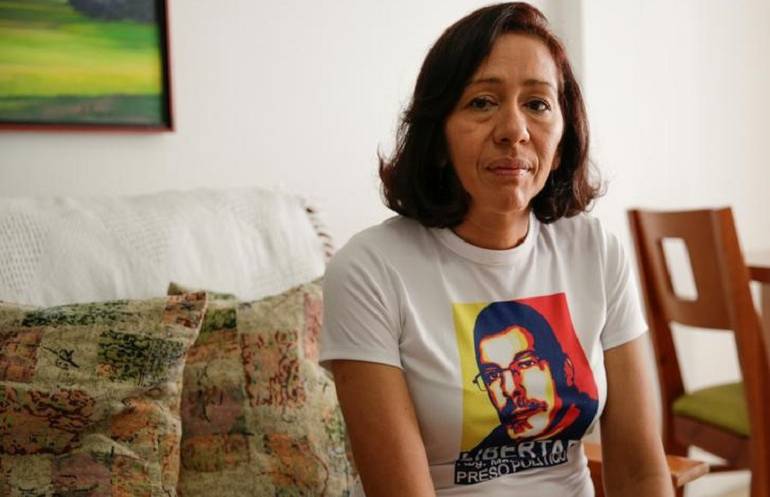 Elky Arellano, con una polera con el rostro de su marido Marcelo Crovato.