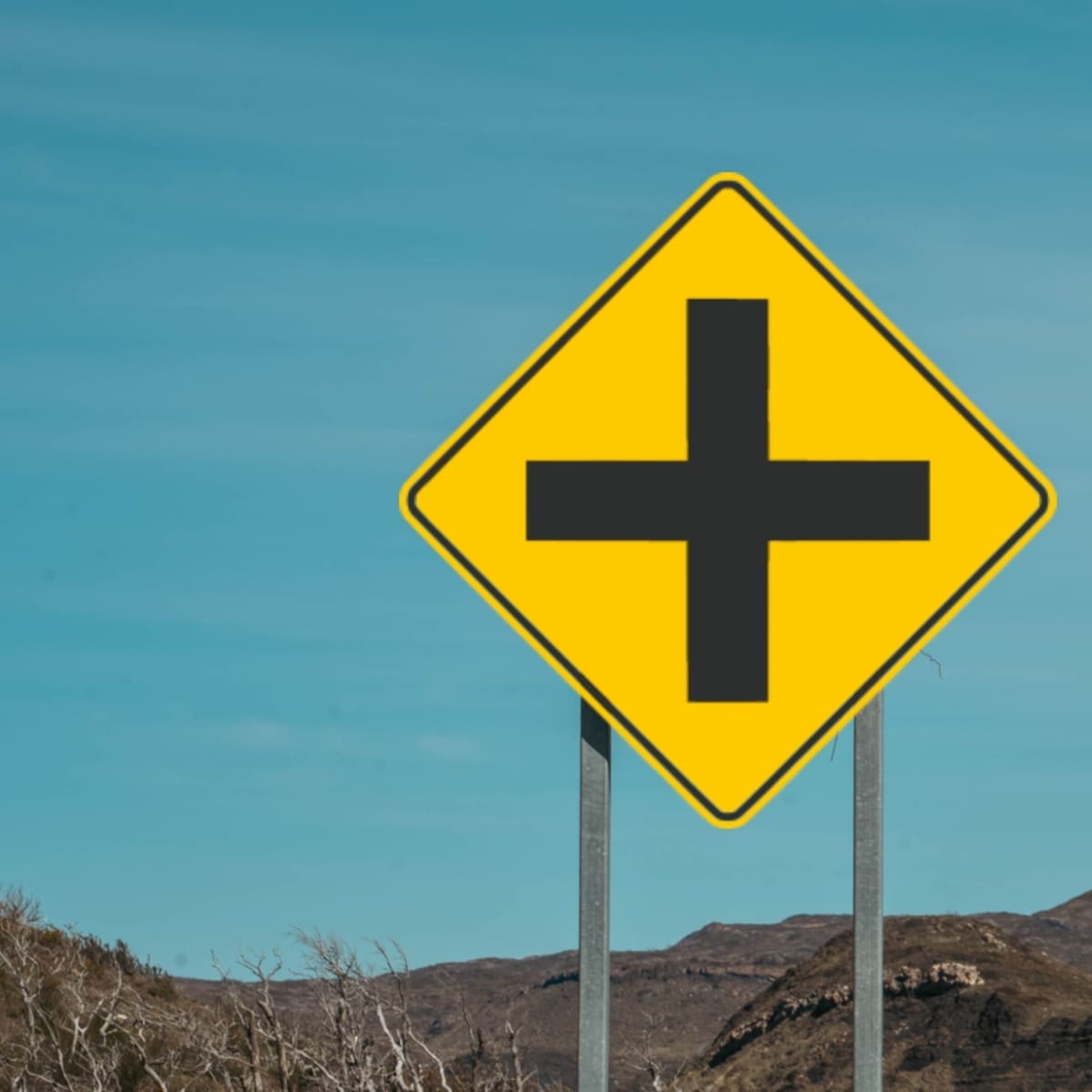 Señal de tránsito con una cruz negra con fondo: ¿Qué significa y qué se debe hacer al verla?