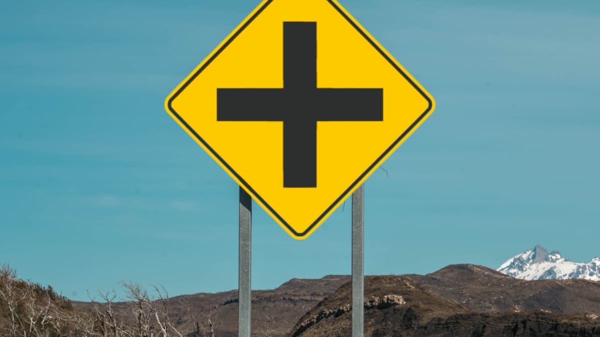 Señal de tránsito con una cruz negra con fondo: ¿Qué significa y qué se debe hacer al verla?