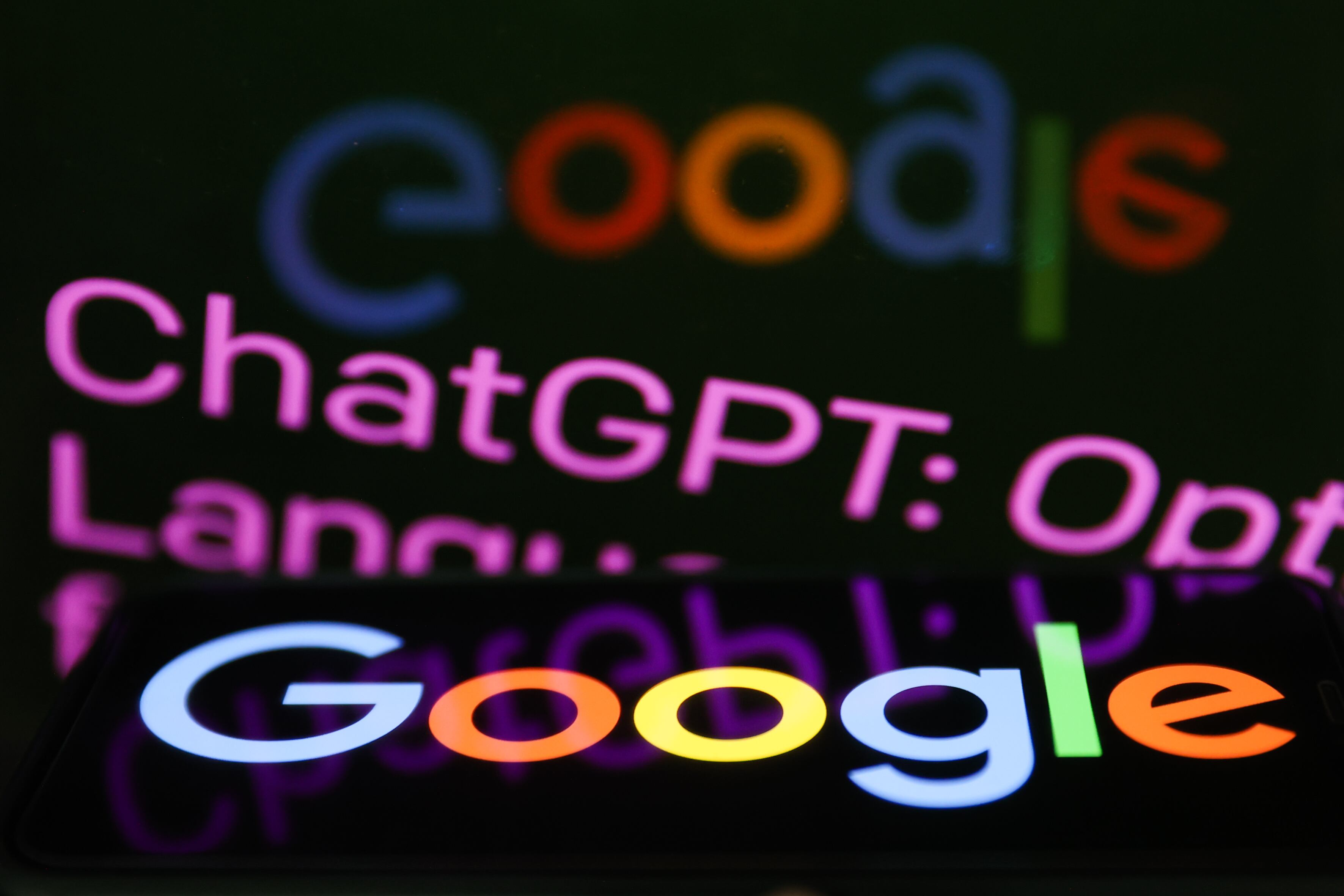 Google Bard vs ChatGPT. Foto de Jakub Porzycki/NurPhoto a través de Getty Images.