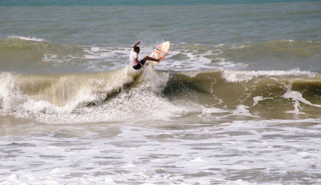 El Surfista de Bolívar Oscar Hernández, logró medalla de Plata, en la categoría sub-16, en la modalidad de Shortboard