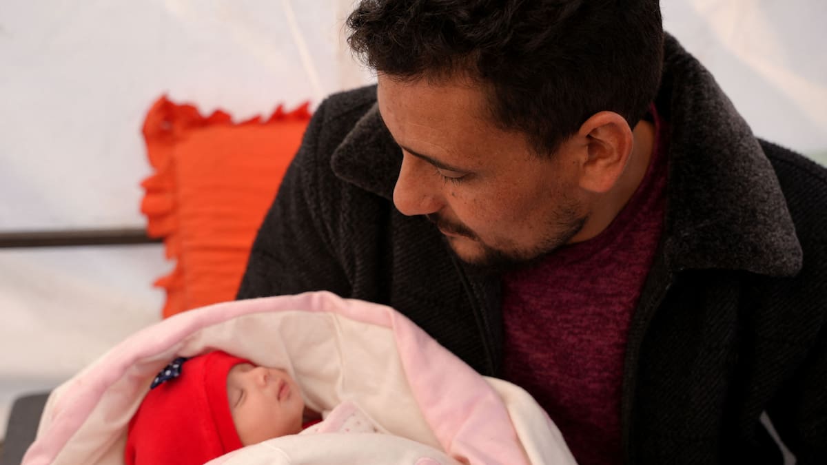 Familia siria acoge a la bebé que nació bajo los escombros del terremoto