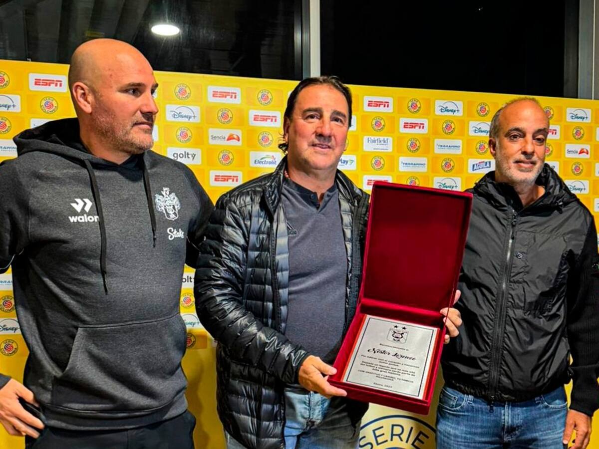 Nestor Lorenzo, homenajeado por Melgar de Perú por su paso por el club