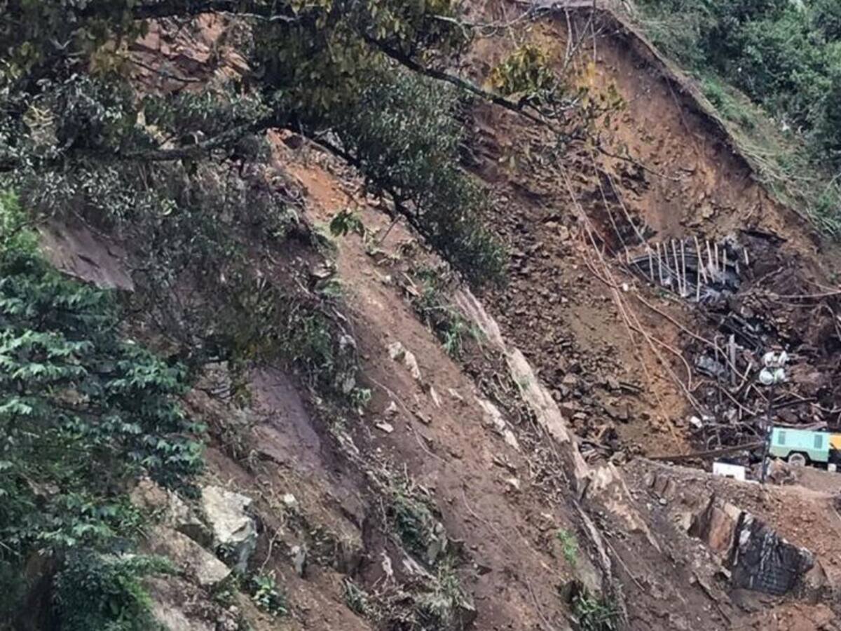 Por deslizamiento, la vía la Línea tendrá cierre