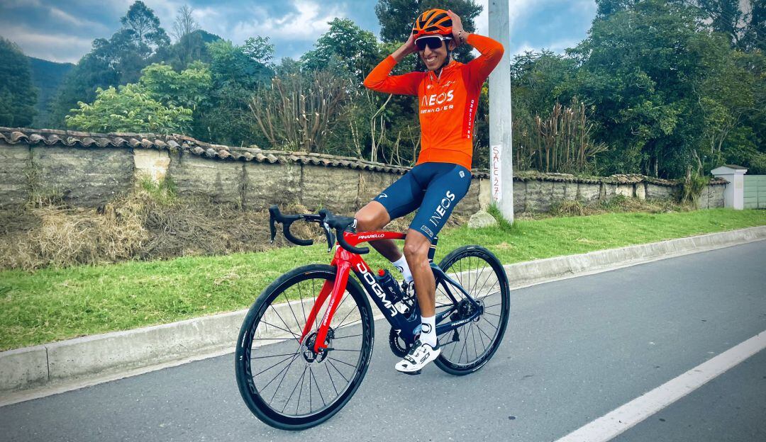 Egan Bernal pedalea por las carreteras de Cundinamarca tras su regreso a la bicicleta.