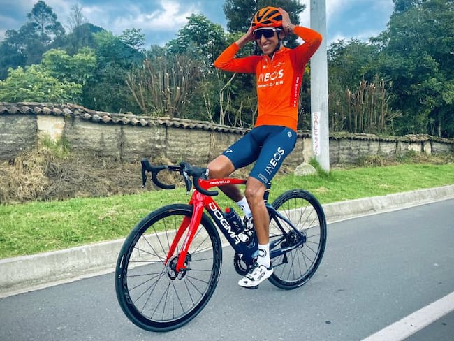 Egan Bernal pedalea por las carreteras de Cundinamarca tras su regreso a la bicicleta.