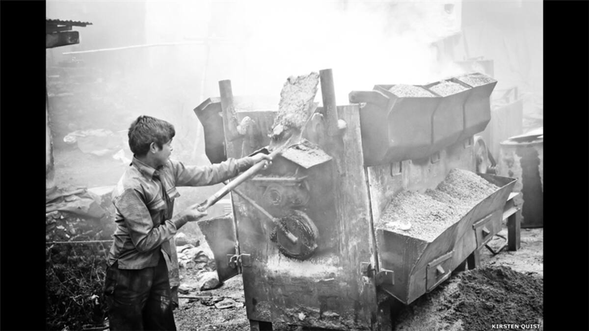 Una mujer pasa por delante de las famosas ruinas de este bar de Budapest en esta foto de Zoltan Balogh.