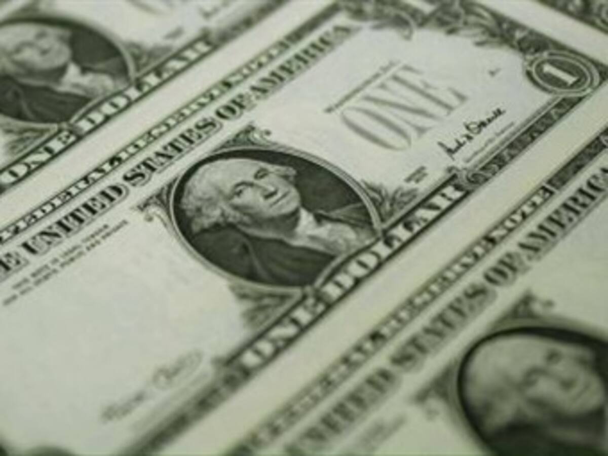 Dólar baja 15 pesos al promediar la jornada