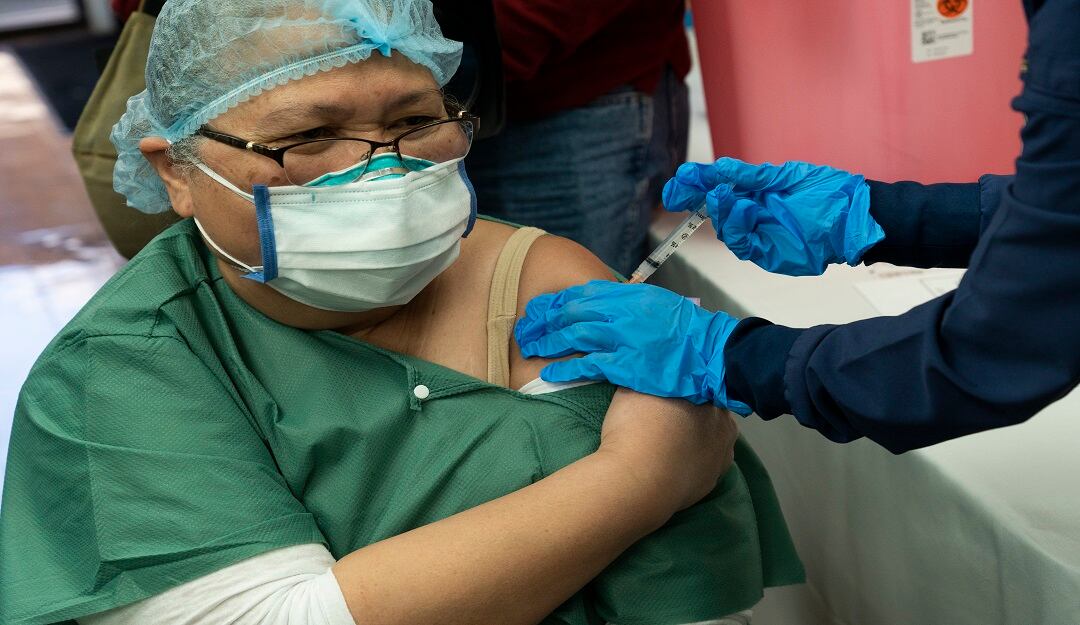 Una enfermera de Houston, Texas, recibe una dosis de la vacuna de Moderna contra el coronavirus.
