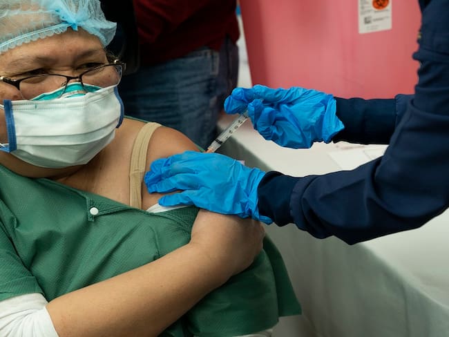 Una enfermera de Houston, Texas, recibe una dosis de la vacuna de Moderna contra el coronavirus.