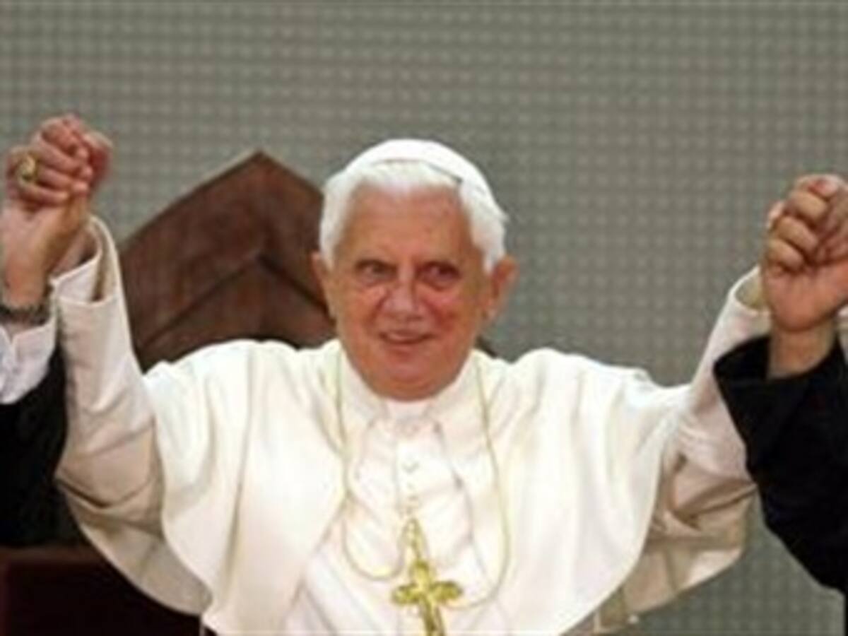 El Papa reza por la paz cogido de la mano de un rabino y un imán en Nazaret