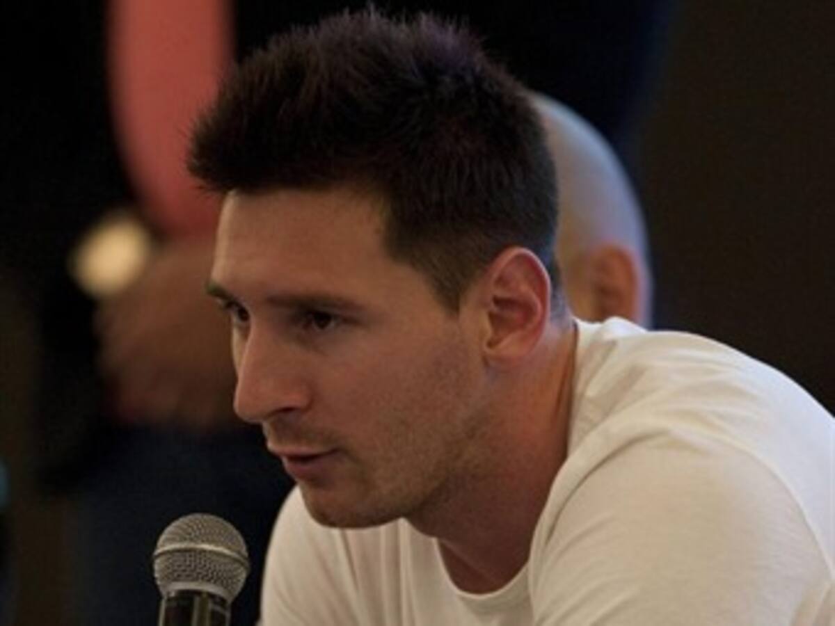 Padres de familia y niños impiden la salida de Messi del hotel en Medellín