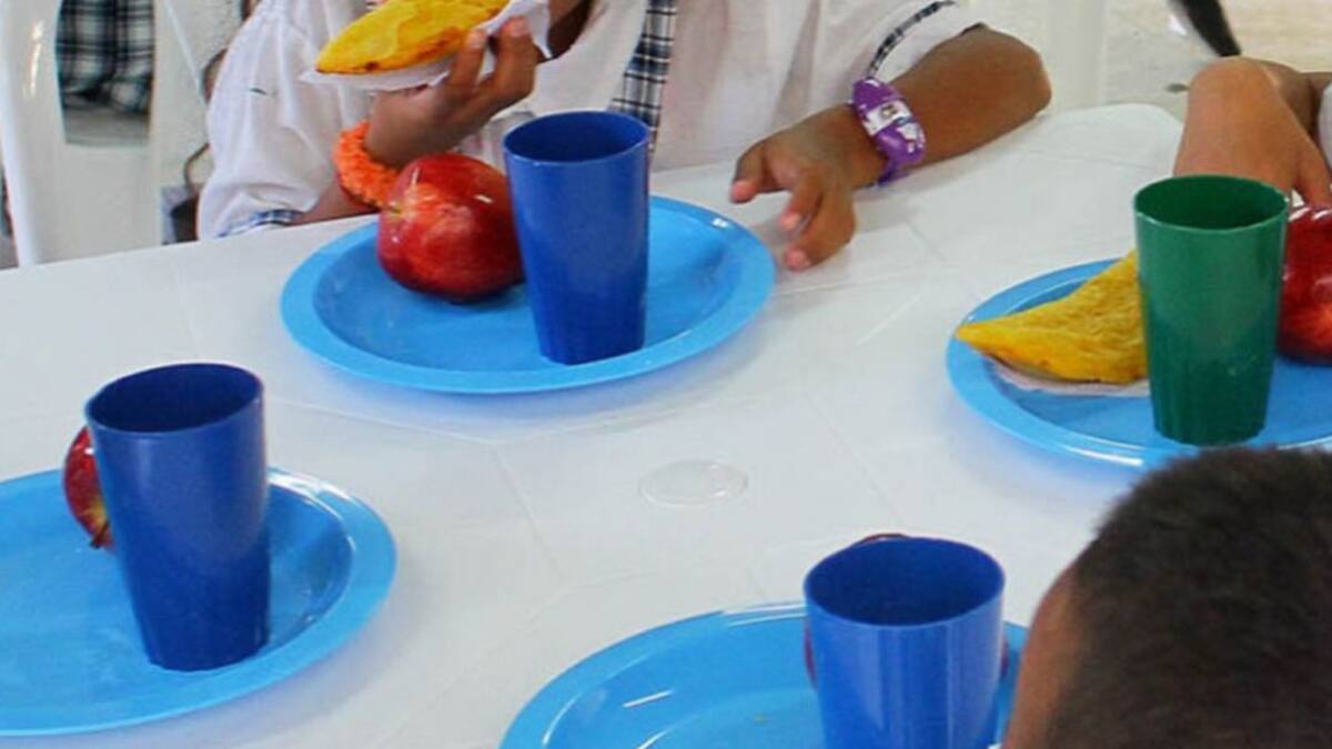 Más de 300 estudiantes de un colegio reciben escasa alimentación