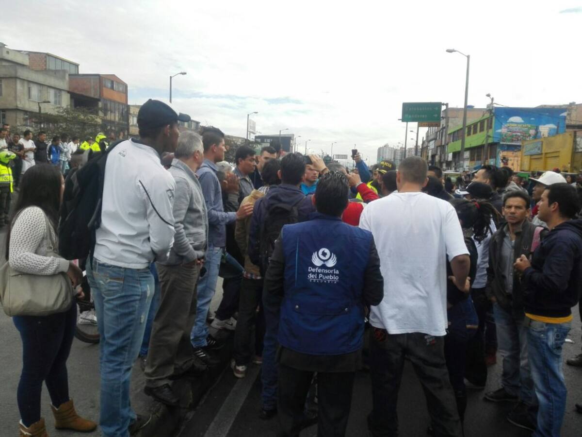 Hasta el lugar llegaron las autoridades para intentar disuadir la manifestación que mantuvo bloqueada la operación en la Avenida de Las Américas.
