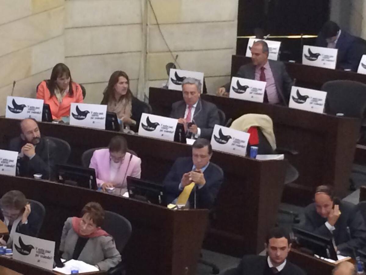 El 2 de septiembre de 2014, en la plenaria del Senado, los congresistas afirmaron con carteles en sus curules que "Van 657 días" del proceso de paz y cuestionaron con una paloma negra la supuesta demora en la firma de un acuerdo entre el gobierno de Santos y las Farc.