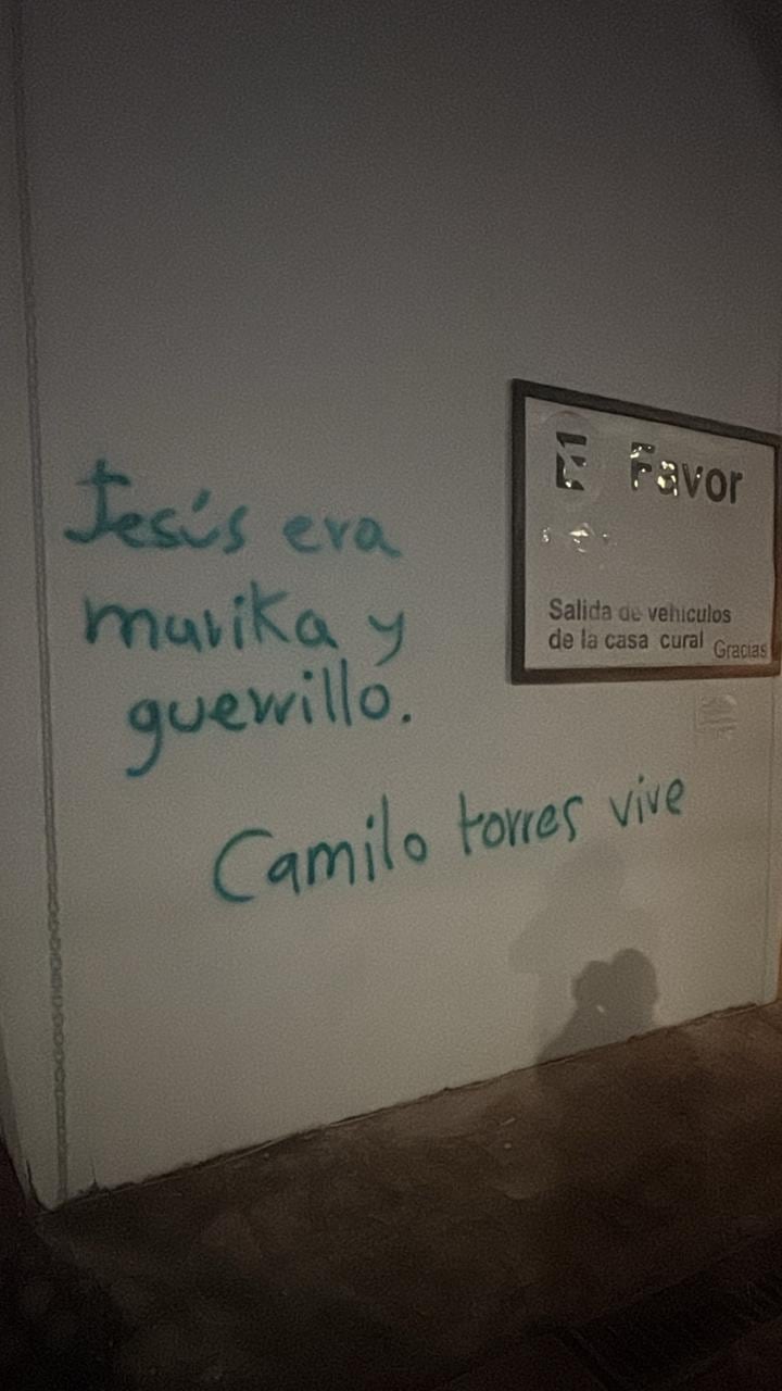 Pared de la iglesia Sagrado Corazón en Manizales grafiteada. Foto suministrada.