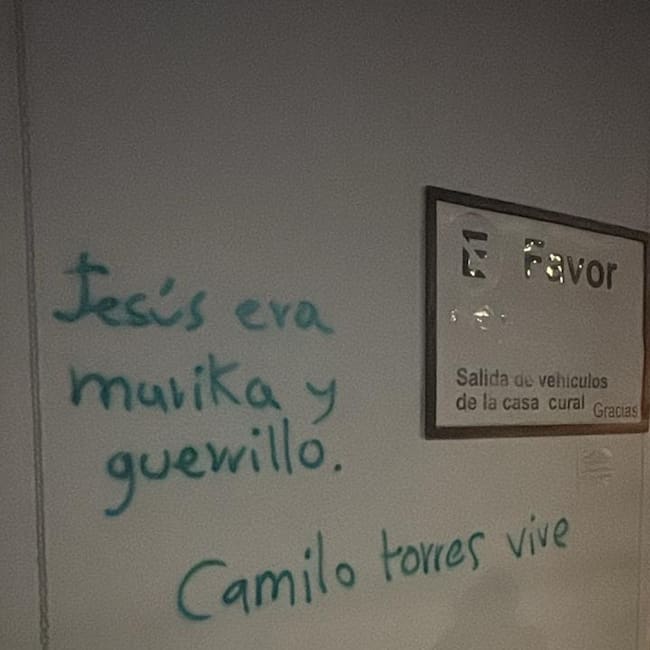 Pared de la iglesia Sagrado Corazón en Manizales grafiteada. Foto suministrada.
