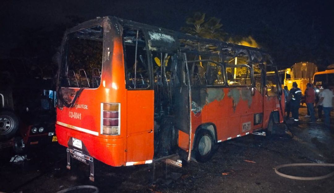 Buseta incinerada en Ibagué 