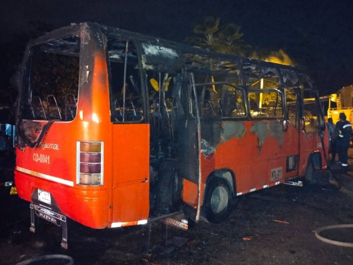 Incendio en un parqueadero de Ibagué afectó seis vehículos
