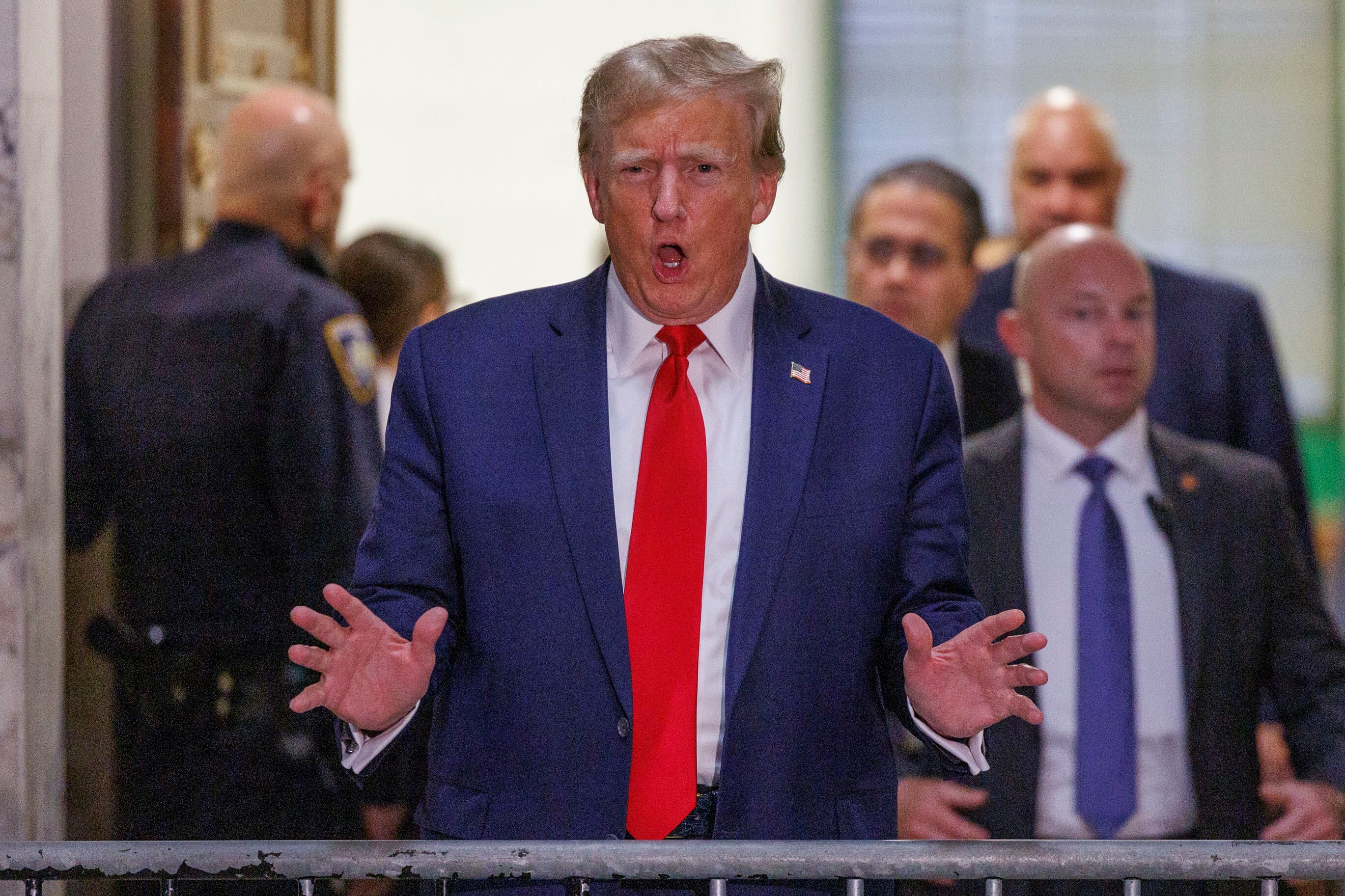 New York (United States), 07/12/2023.- Former President of the United States, Donald J. Trump, speaks to the press during a break of his civil fraud court trial in New York, New York, USA, 07 December 2023. Trump, his adult sons and the Trump family business are facing a lawsuit by the State of New York accusing them of inflating the value of assets to get favorable loans from banks. (Estados Unidos, Nueva York) EFE/EPA/SARAH YENESEL
