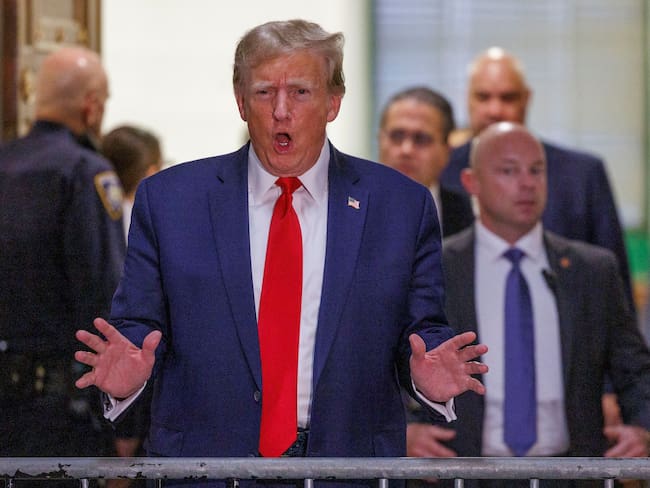 New York (United States), 07/12/2023.- Former President of the United States, Donald J. Trump, speaks to the press during a break of his civil fraud court trial in New York, New York, USA, 07 December 2023. Trump, his adult sons and the Trump family business are facing a lawsuit by the State of New York accusing them of inflating the value of assets to get favorable loans from banks. (Estados Unidos, Nueva York) EFE/EPA/SARAH YENESEL
