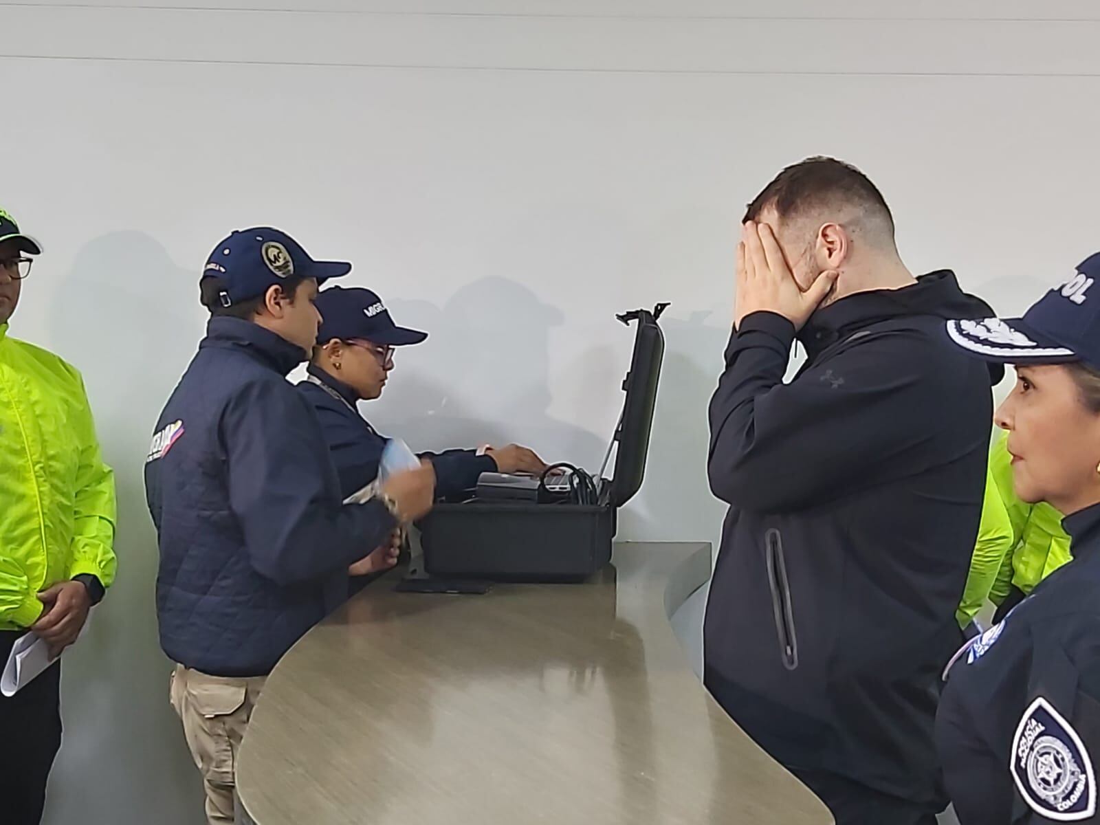 John Poulos cubriendo su rostro. Cortesía: Caracol Radio