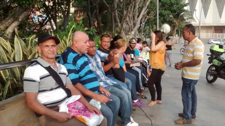 Colombianos en la Plaza de la Paz en Barranquilla, que fueron deportados o que huyeron por la crisis humanitaria en Venezuela