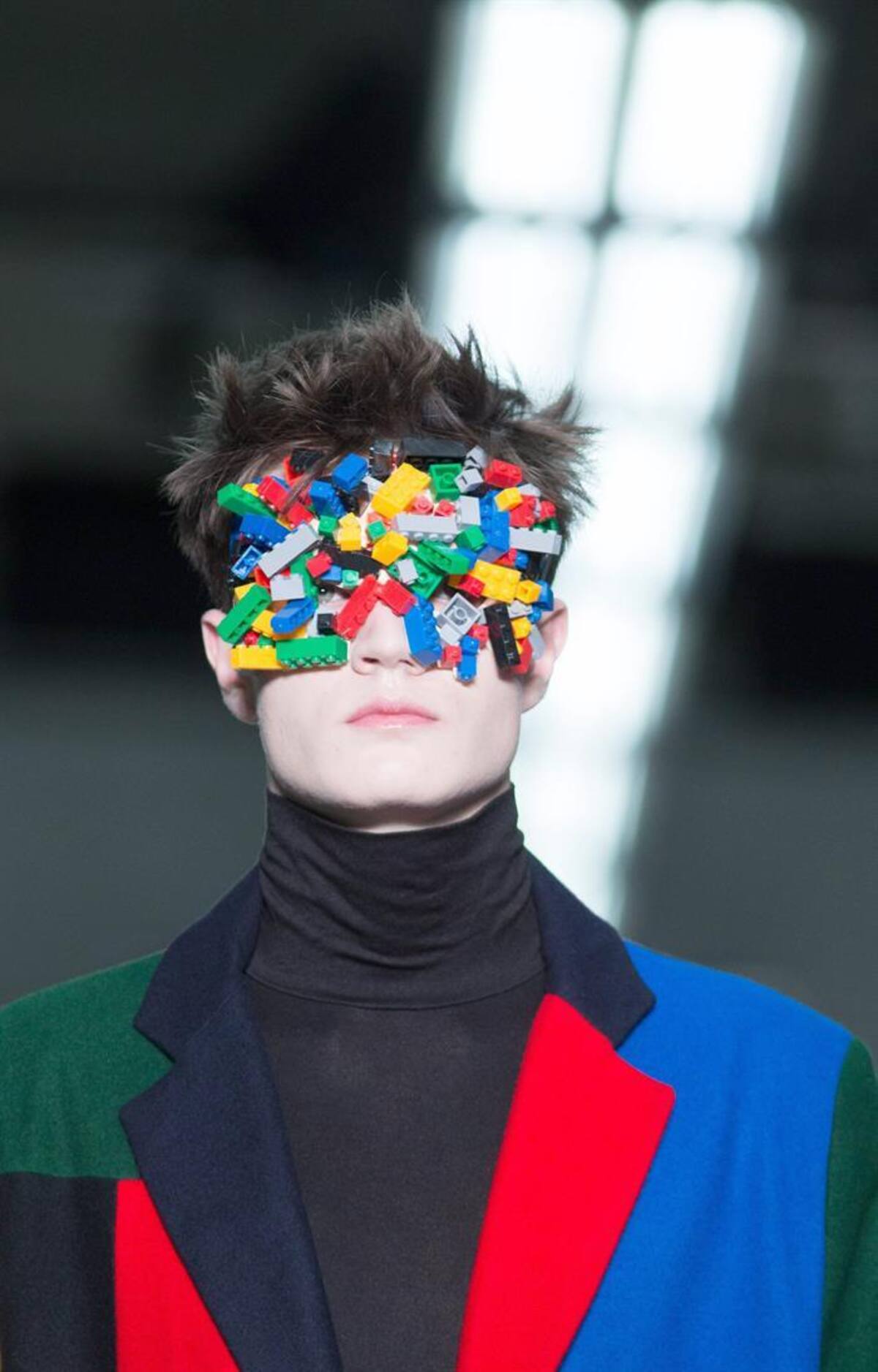 Una serie de modelos presentan la colección de otoño, invierno 2015 en la semana de la moda masculina en Londres, Inglaterra, que se realizará hasta el próximo 12 de enero.