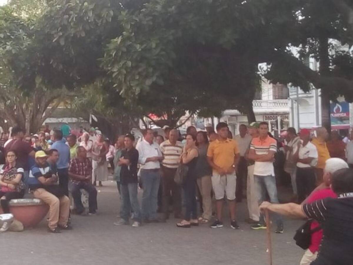 Plantón en la Plaza Olaya Herrera rechazando ley de financiamiento