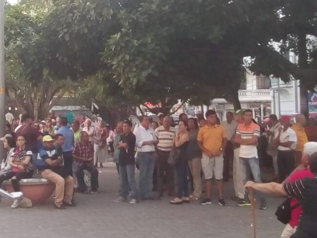 Plantón en la Plaza Olaya Herrera rechazando ley de financiamiento
