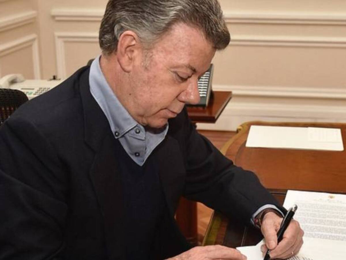 Santos no tiene que pedir permiso para reunirse con congresistas: Gobierno