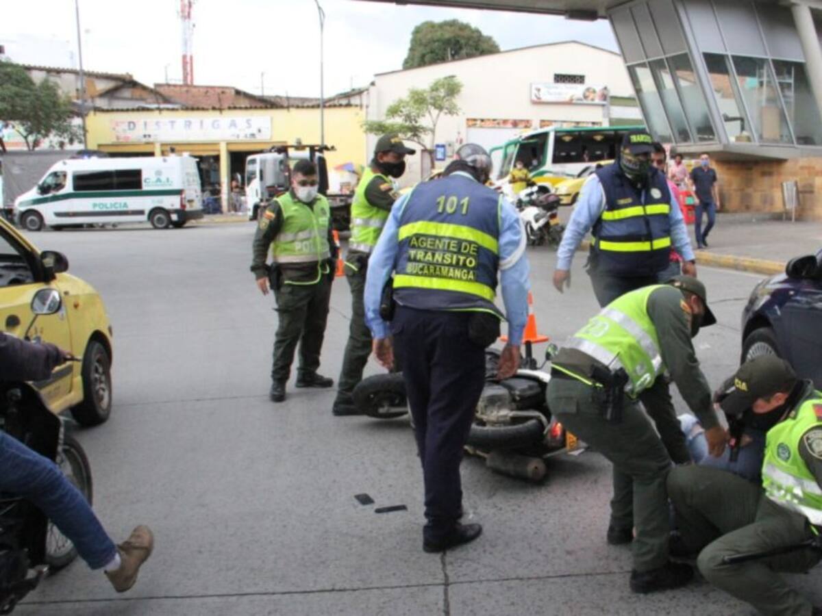 Conducía sin papeles, en día de pico y placa y golpeó a agentes