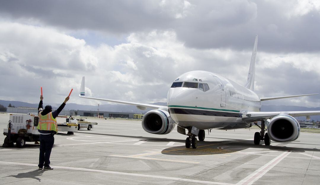 Video muestra maniobra de un piloto para no estrellarse con otro avión