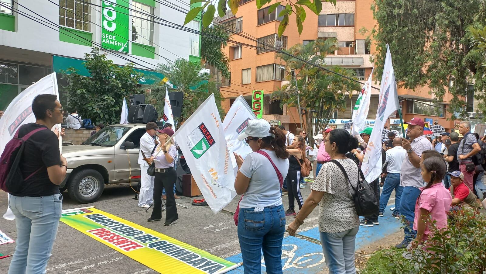 Plantón en parque de Los Fundadores de Armenia en favor de las víctimas y de las reformas sociales del gobierno Foto: Vanessa Porras