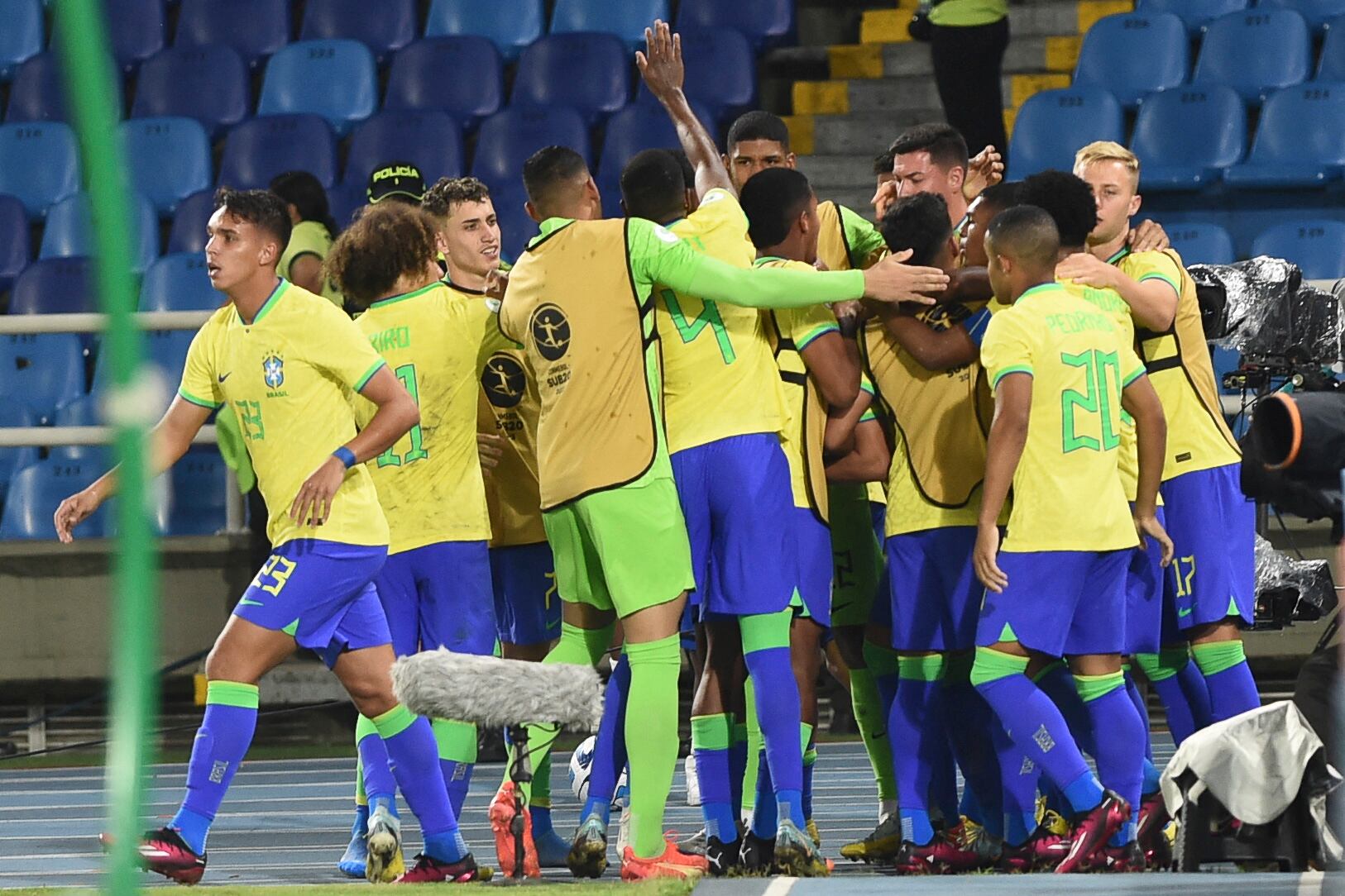 Los jugadores de Brasil festejan uno de sus tres goles ante Perú. (Photo by JOAQUIN SARMIENTO / AFP) (Photo by JOAQUIN SARMIENTO/AFP via Getty Images)