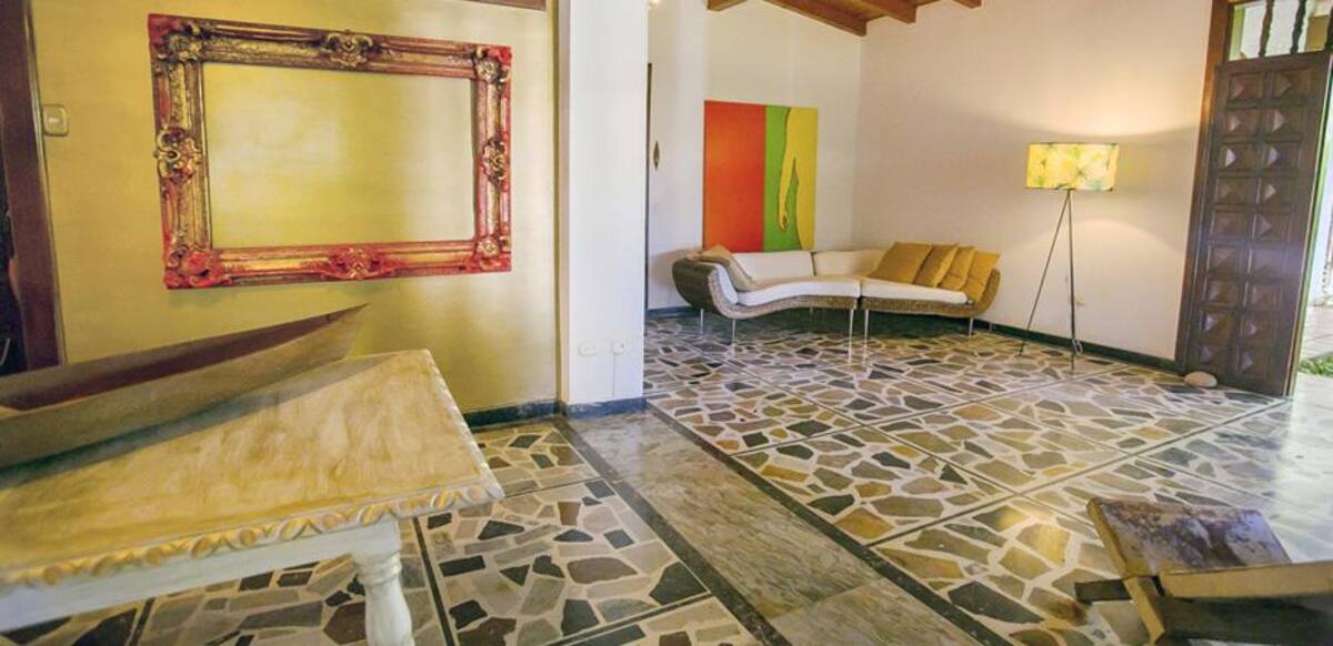 Levantarse en la mañana en un buen día soleado en el Hotel Boutique Casa Rosalía, en Valledupar, le levanta el ánimo al más triste, con esa luz brillante, viva, y ese desayuno con arepa típica vallenata preparada a la usanza de la dueña de la casa, horneadas sobre hojas del mango del patio, no deja espacio para las tristezas.