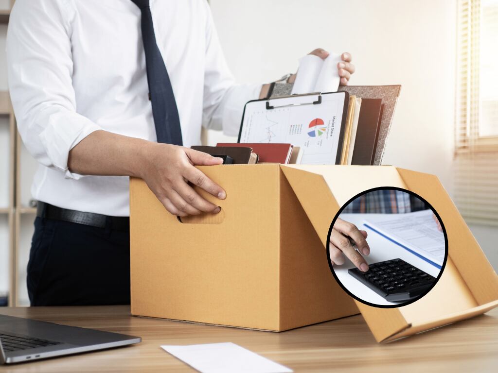 Hombre empacando sus cosas al salir de un trabajo y de fondo una persona haciendo cuentas en una calculadora (Fotos vía Getty Images)