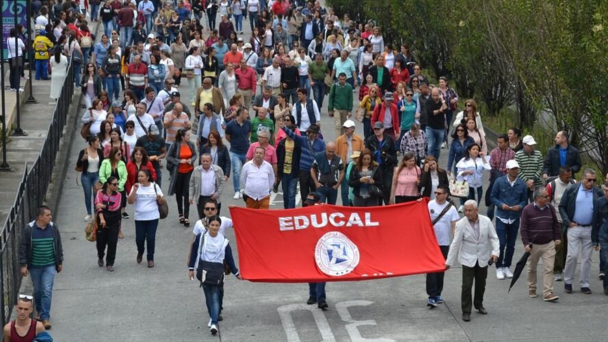 Maestros marchando en Caldas. Foto: Adrián Rodríguez