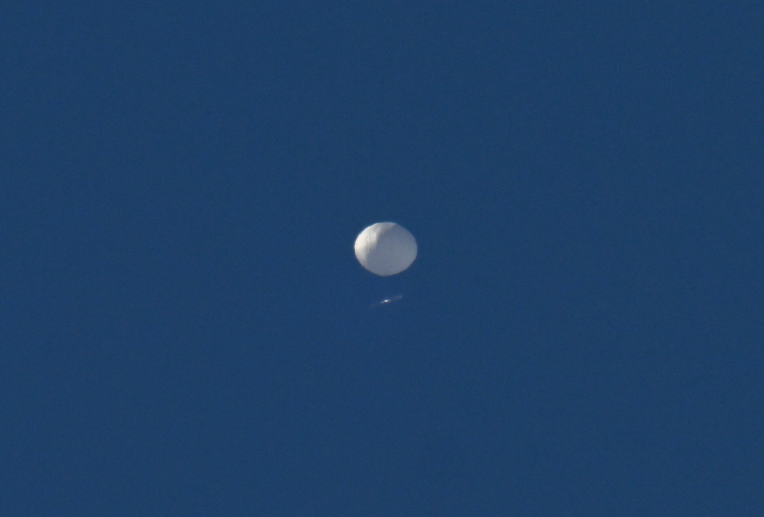 El globo chino previo a su destrucción en espacio aéreo estadounidense. 
(Foto: Peter Zay/Anadolu Agency via Getty Images)