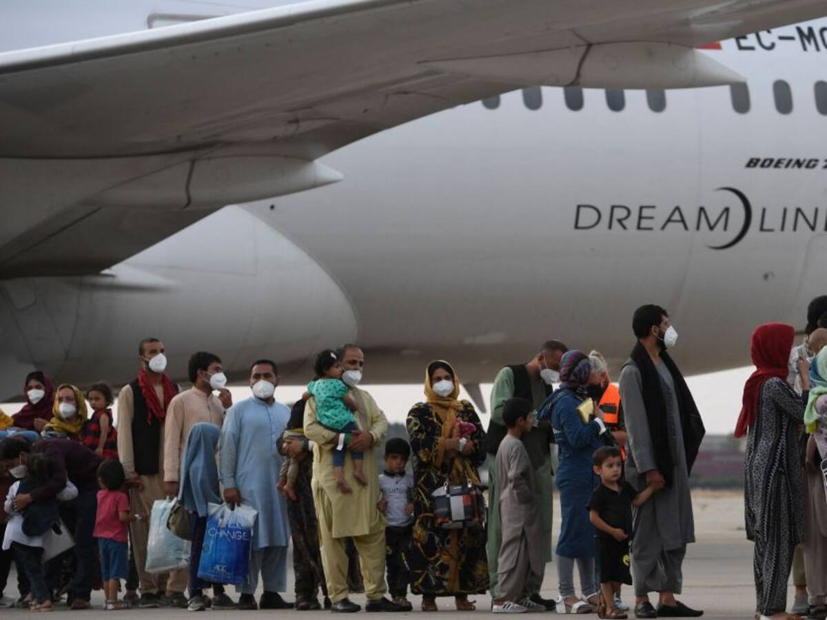 Talibanes dicen que van a permitir vuelos comerciales después de agosto