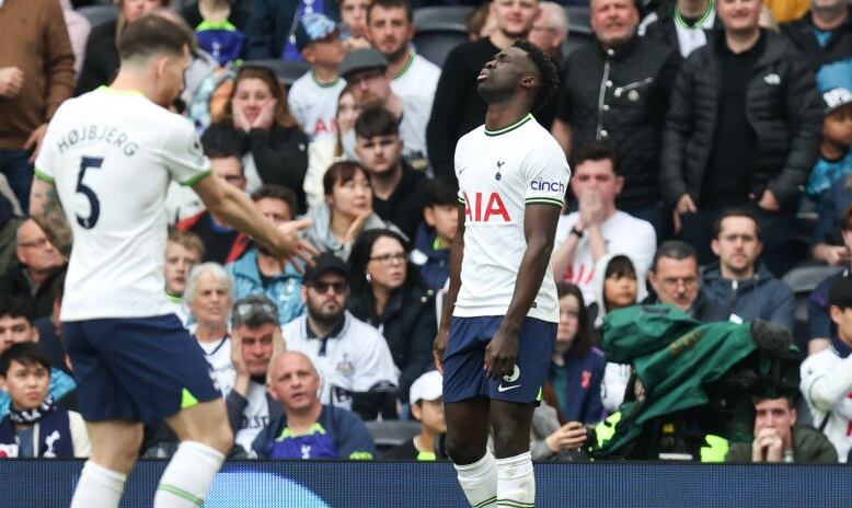 Davinson Sanchez durante el partido ante el Bournemouth por la Premier League (Photo by James Williamson - AMA/Getty Images)