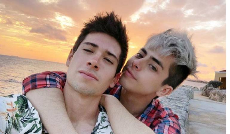 Con un apasionado beso Javier Ramírez celebra 1 año con su novio