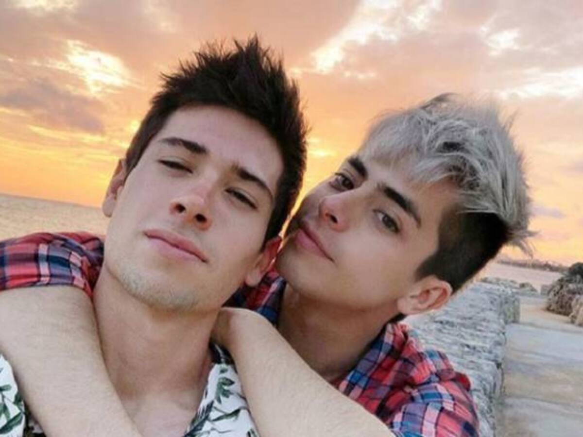 Con un apasionado beso Javier Ramírez celebra 1 año con su novio