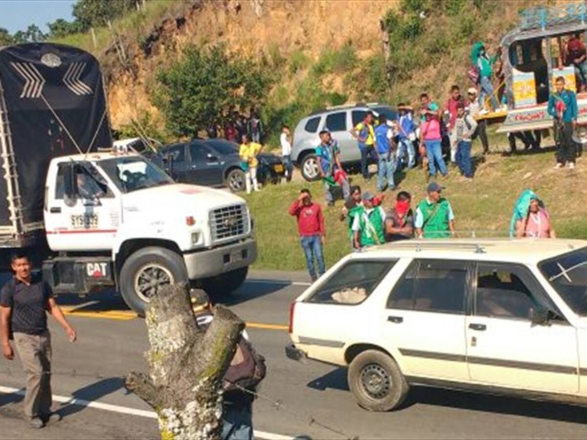 Comunidades indígenas bloquean la vía Panamericana en Piendamó, Cauca