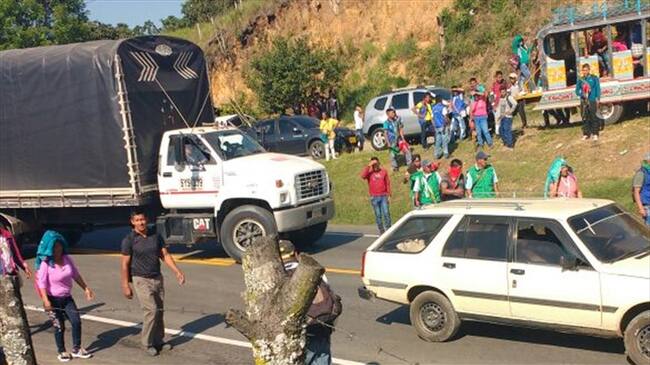 Comunidades indígenas bloquean la vía Panamericana en Piendamó, Cauca. Foto: Cortesía Policía Nacional