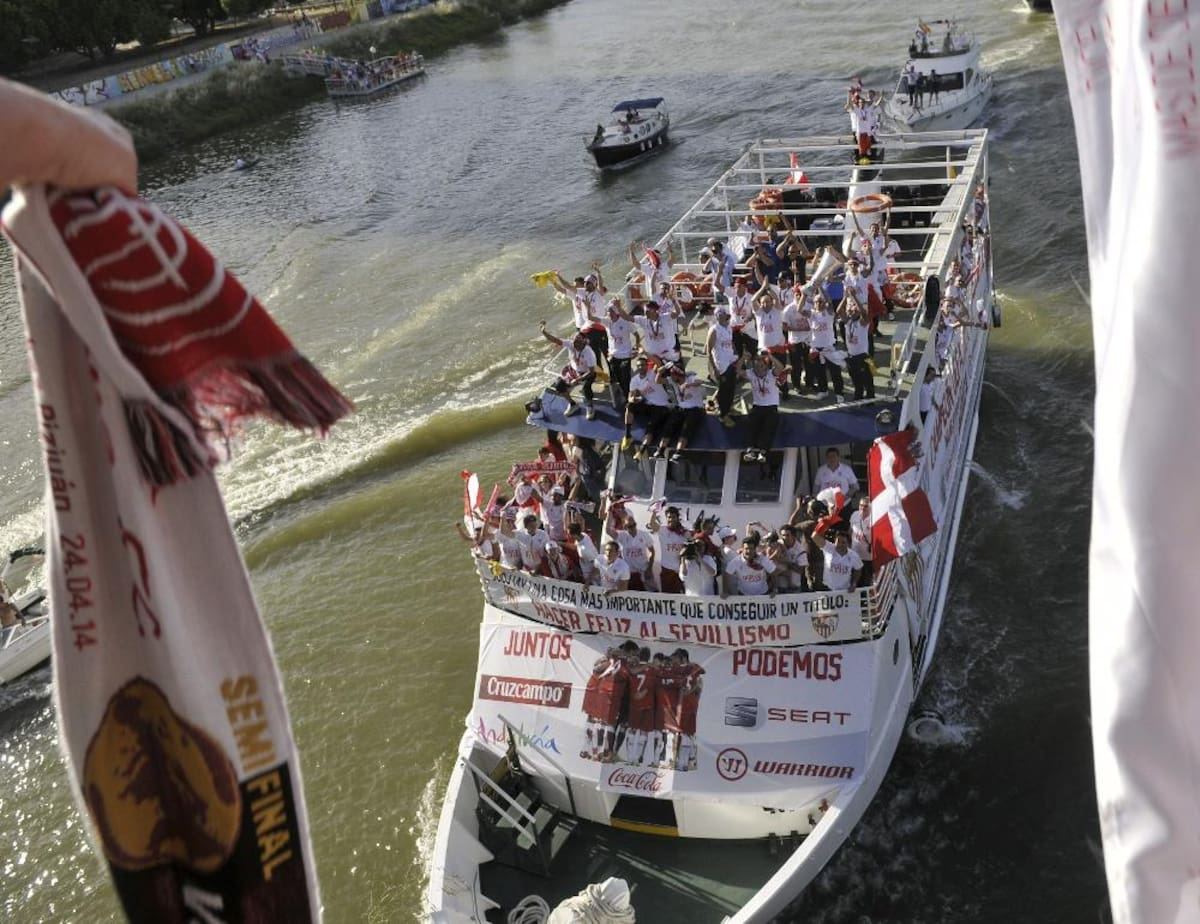 Sevilla, con el colombiano Carlos Bacca, que derrotó al Benfica y se coronó campeón de Europa por tercera vez, llegó a su ciudad y prendió la celebración con sus hinchas.
