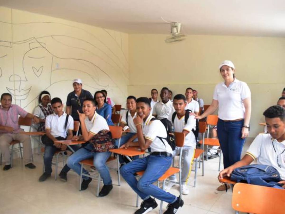 Alcaldía de Arjona entrega 1000 sillas a 8 instituciones educativas