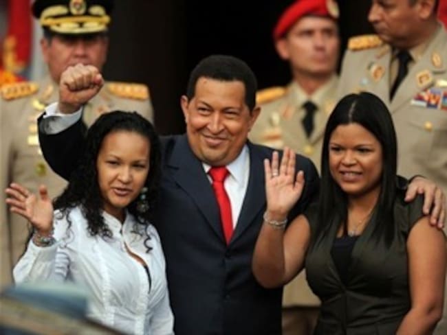 Hijas de Chávez habrían consultado a su tío para desconectar a su padre